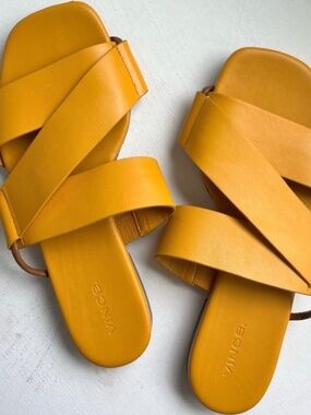 VINCE. Cross Strap Leather Slide Sandals Mustard Yellow Minimalist Size 7